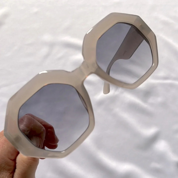 SUNGLASSES NWOT Light Grey Hexagon Frame Light Lens - Picture 6 of 6